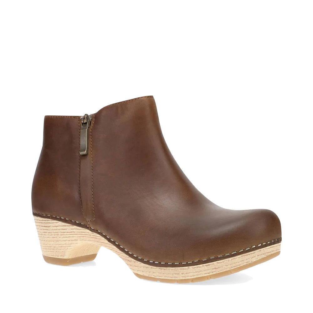 Mudguard and Toe view of Dansko Lizanne Heeled Oiled Leather Boot for women.