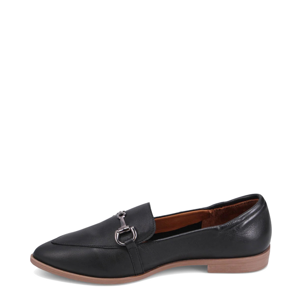 Bueno Women's Bowie Leather Pointy Toe Loafer Flat in Black