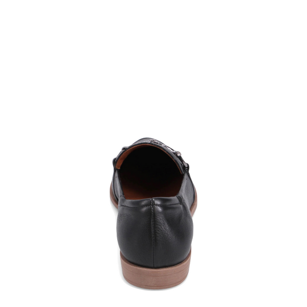 Bueno Women's Bowie Leather Pointy Toe Loafer Flat in Black