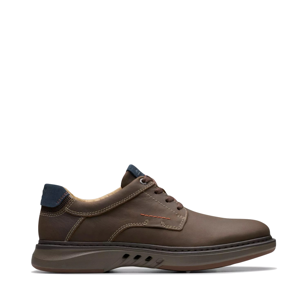 Side (right) view of Clarks Un Briley Leather Lace Shoe for men.