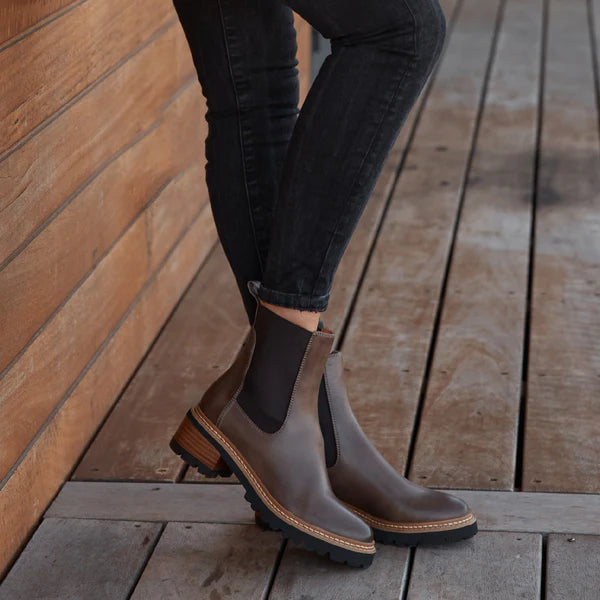 EOS Footwear Women's Linear Heeled Chelsea Boot in Chestnut