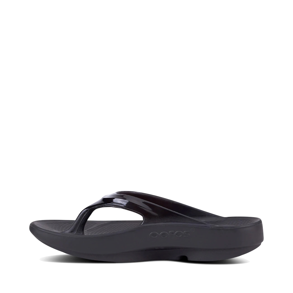 Side (left) view of OOfos OOlala Flip Sandal for women.