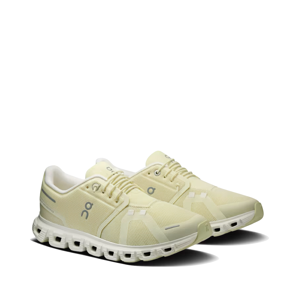 Mudguard and Toe view of On Cloud Sneaker for women.