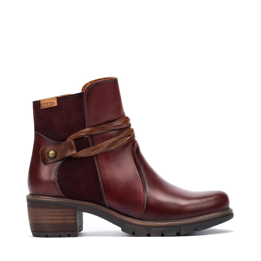 Side (right) view of Piklinos San Sebastián Side Zip Leather Ankle Boot for women.