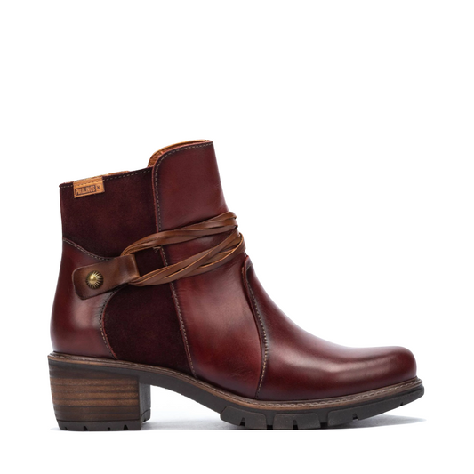 Side (right) view of Piklinos San Sebastián Side Zip Leather Ankle Boot for women.