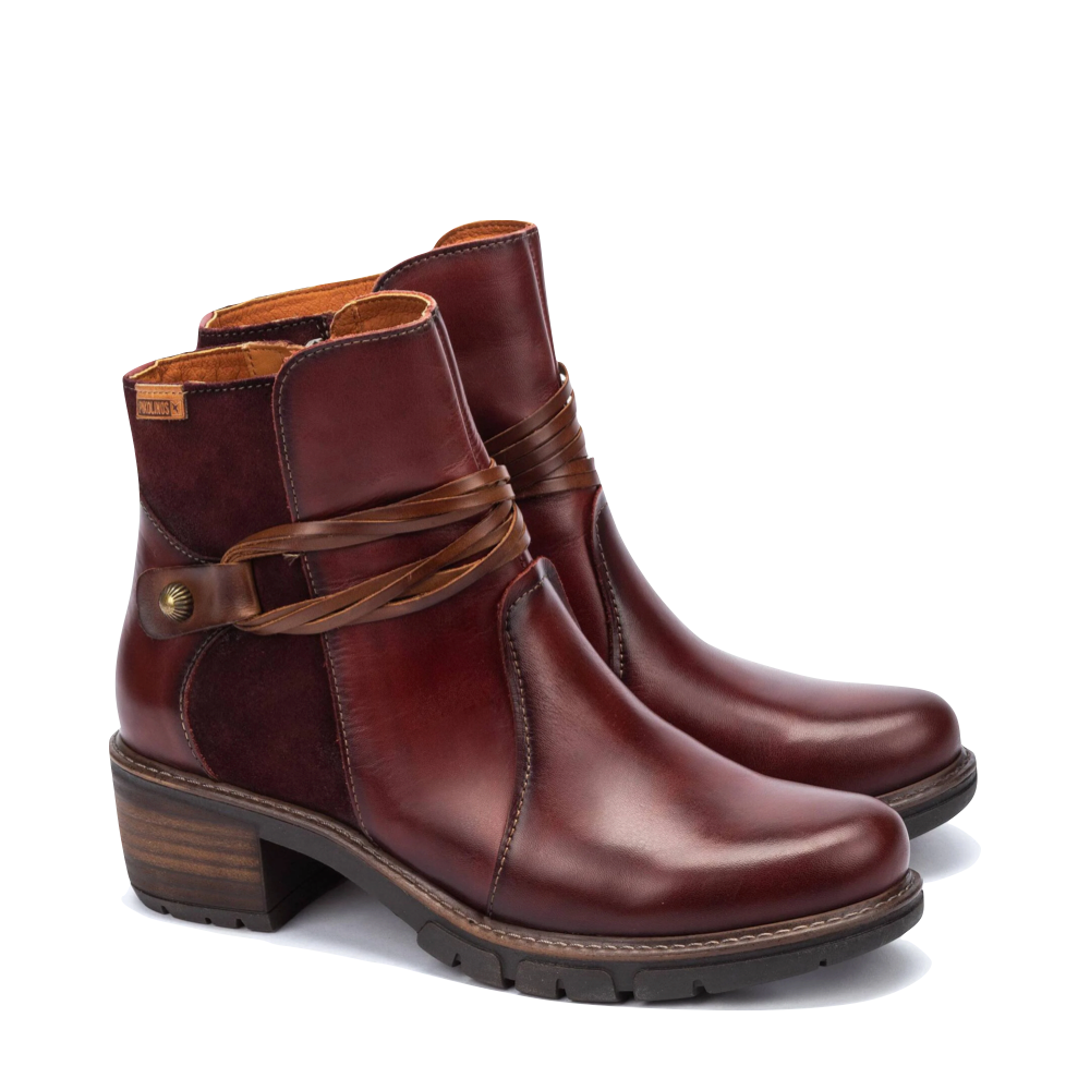 Toe view of Piklinos San Sebastián Side Zip Leather Ankle Boot for women.