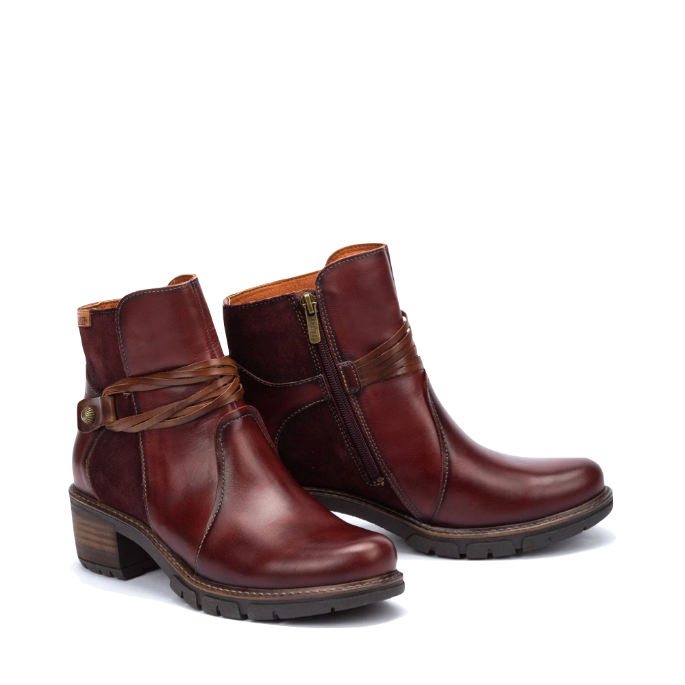 Toe view of Piklinos San Sebastián Side Zip Leather Ankle Boot for women.