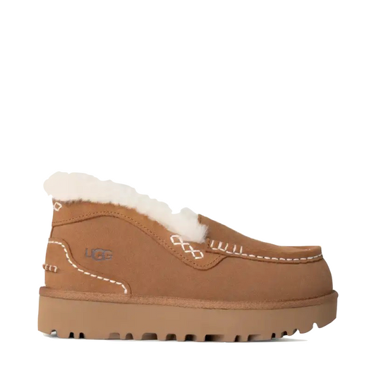 Side (right) view of Ugg Ansley Parc for women.