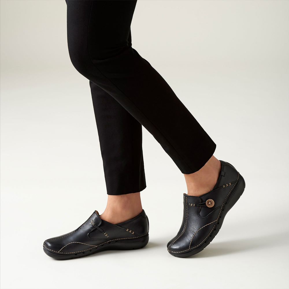 Clarks Women's Un.Loop Leather On Shoes in Black – V&A Bootery INC